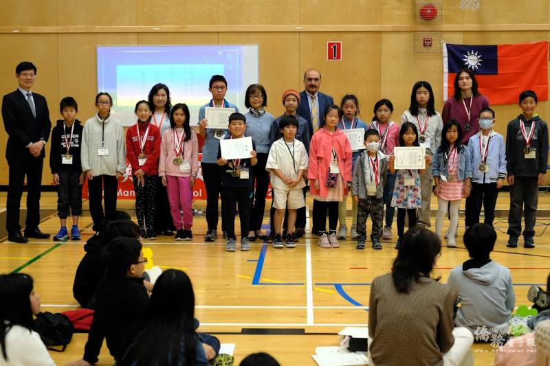 溫哥華菁英中文學校校長林婕芸(左5)與駐溫哥華辦事處僑務組組長陳碧蓮(左9)、秘書黃慶育(左1)、加拿大卑詩省議會議長Raj Chouhan(後排右5)及獲獎學生合影