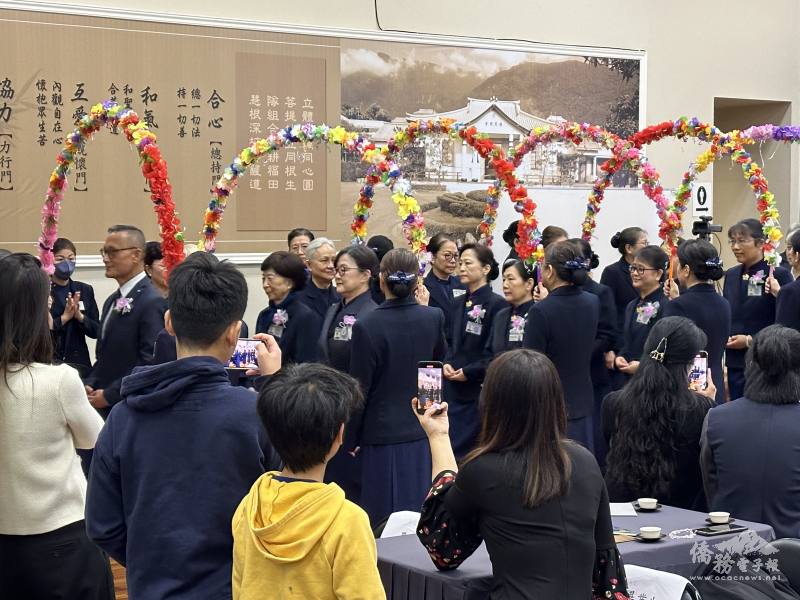 慈濟基金會慈濟人文學校師長引領畢業生進入典禮會場