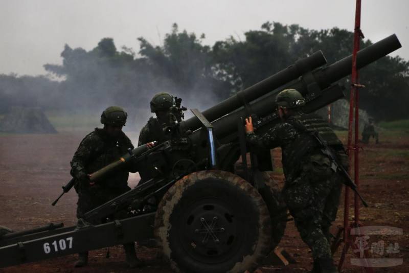 陸軍58砲指部砲一營日前實施夜間實彈射擊