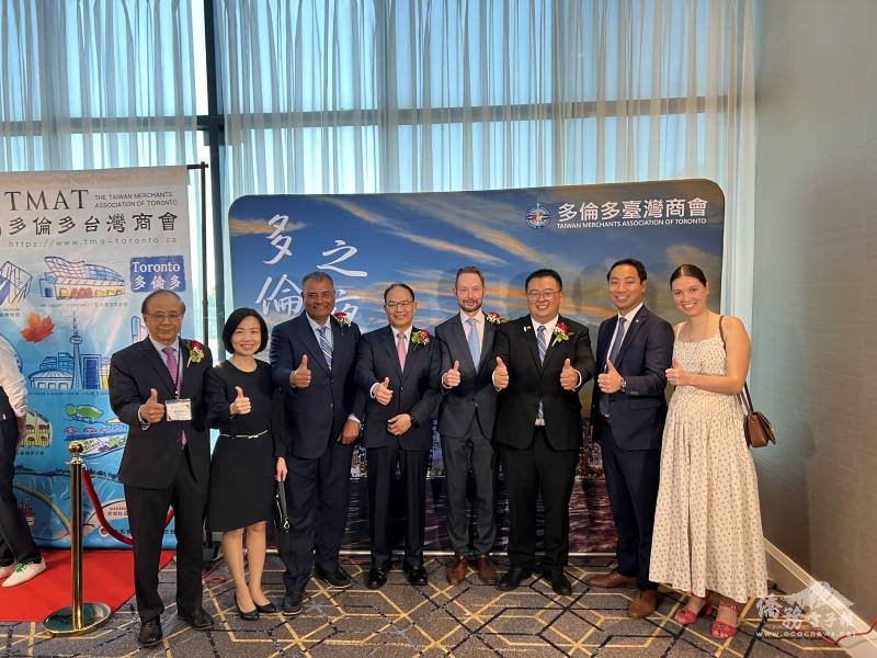 Taiwan Ambassador Harry Tseng, TECO Director General Jin-Ling Chen, TMAT President Spencer Lee, Alberta MP Michael Cooper, former MP Bob Soroya, and MP Kevin Vuong with spouse attended the "Toronto Night" Gala.