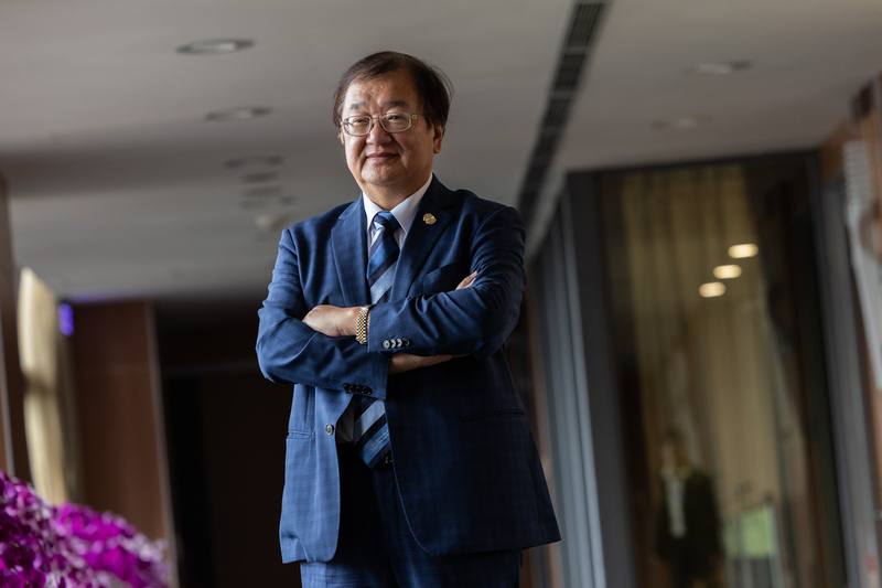 衛生福利部長邱泰源接受中央社專訪時坦言，全民健保當年是有點倉促上路，一直以來仰賴醫療韌性與民眾配合度，走到現在確實是需要好好檢討的時間點。