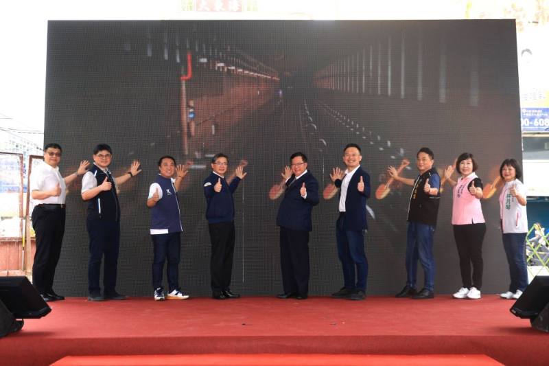 與會貴賓們以科技動鏟方式，祝福中壢新站工程順利完成