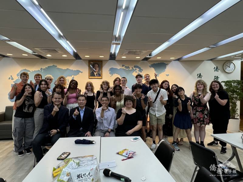 僑教處處長黃正杰(前排左二)及陳台明老師(前排右二)師生一行人合照