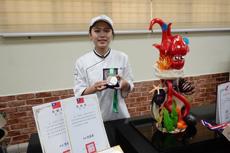 屏東科技大學食品科學系進修部林佳慧，國中接觸烘焙發掘興趣，開始參加培訓與競賽，征戰國內外屢獲佳績，並考取9張專業證照。