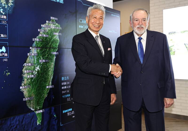 美國前阿肯色州長赫克比（Mike Huckabee）（右）17日率團拜會大同公司，針對美國重電相關業務進行合作討論，會中他與大同董事長王光祥（左）握手致意。