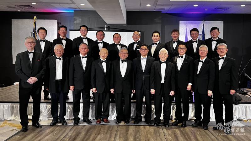 理事合照，前排左五起：江文輝、鄭吉成、吳民雄、蔡慶輝