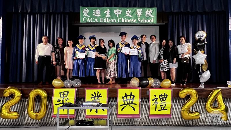 畢業生左四起：林裕庭、李友程，左八起：潘冠宇、潘筱婷