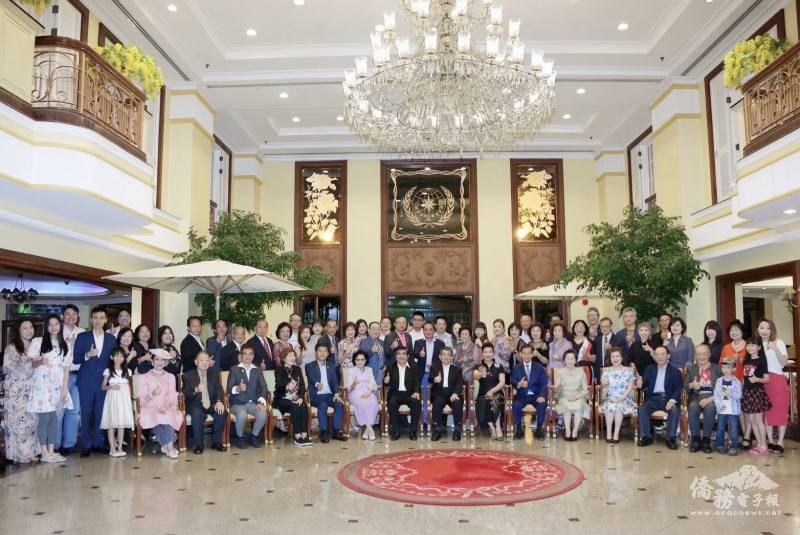 張俊福與出席貴賓合影