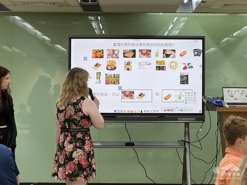 學生合力完成便利商店購物造句