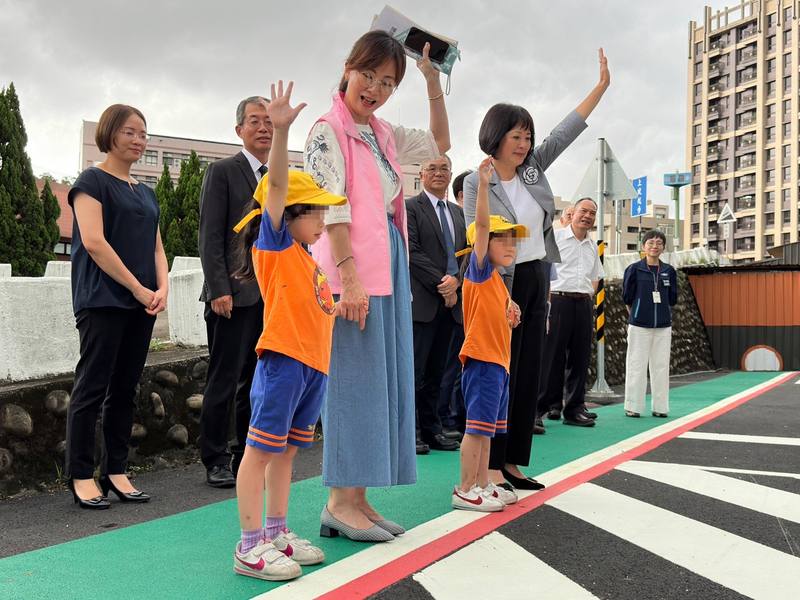 全國首座「交通安全教育園區」18日在桃園監理站開幕啟用，民進黨立委林月琴（前排右1）、郭昱晴（前排左2）出席，很高興未來可以讓孩童在真實且安全的環境內學習正確交通安全觀念。