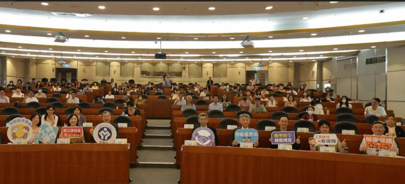 許政務次長傳盛、謝司長倩蒨、黃司長維琛與專家學者、工會、工商團體代表及所有與會者大合照