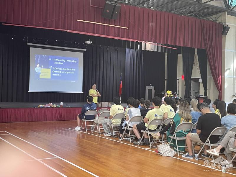 家長說明會由諮詢導師唐伯禹主持