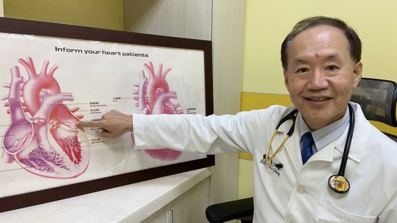 彰化1名婦人胃痛多年，到員榮醫院檢查出左心房1顆2公分黏液瘤，在左心房與左心室間漂動，後續由駐診員榮醫院的台中市童綜合醫院副院長、心臟外科醫師鄭伯智（圖）以達文西微創手術切除。（員榮醫院提供）