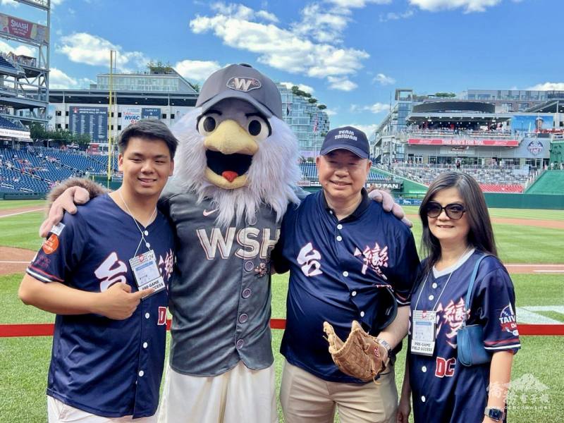 The "Pre Taiwan Day" event coordinator from MGY Foundation, Lee Hou, photographed with Ambassador Yui and his wife.