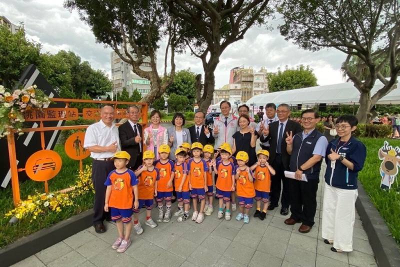全國首座「交通安全教育園區」18日在桃園監理站開幕，市長張善政（後左6）期盼，未來市府教育局及交通局和園區合作推動相關課程，讓各小學於校外教學時到園區進行體驗活動。（公路局提供）