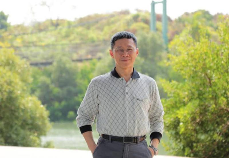 國立中興大學生命科學系終身特聘教授林幸助從事整合性生態系統研究，15年前投入「藍碳」研究，藉由建構碳收支模式，估算碳匯能力，量化各項生態系服務價值，發展自願減碳抵換機制，保育生物多樣性，獲海洋委員會海洋保育貢獻楷模獎。（中興大學提供）