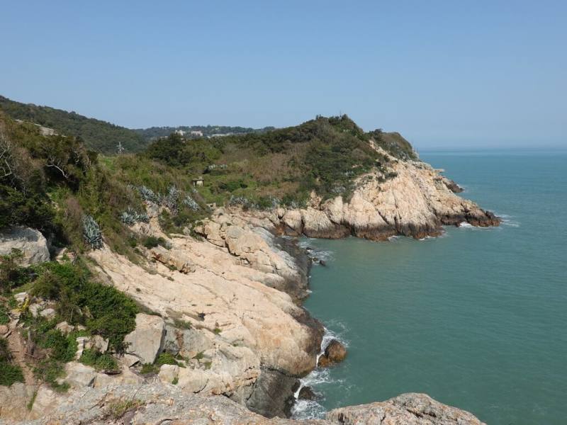 馬祖地質公園為全台首座依法公告之地質公園，共10個景觀區，其中南竿官帽山景觀區具豐富地質景觀與植物生態、軍事遺跡等特色，還能看到山海一色的美景。（連江縣馬祖地質公園協會提供）