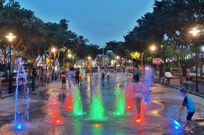 近日氣溫逐漸升高，苗栗市公所在市民廣場增設戲水設施，將於29日啟動，歡迎民眾前往戲水消暑。（苗栗市公所提供）