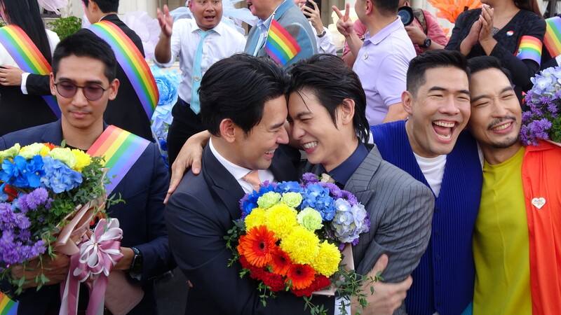 泰國國會18日通過民事與商事法修正案，同婚合法化預計在2024年底正式上路。18日傍晚總理府舉辦慶祝活動，參與活動的同志伴侶激動相擁。