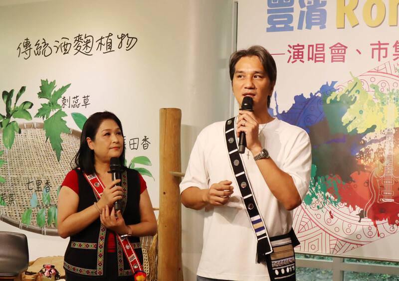 豐濱鄉公所19日在花蓮縣原住民野菜學校舉辦「豐濱Romadiw演唱會、市集」活動發布會，邀請導演馬志翔（右）擔任代言人宣傳。