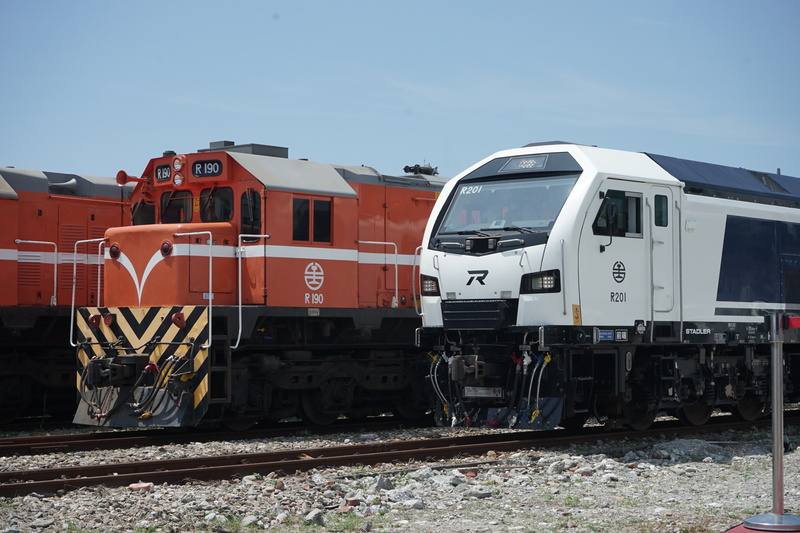 台鐵公司2023年新引進R200型柴電機車，經1年測試及調整，19日在花蓮車站後站舉辦首航儀式，現場停放現役R150等各式柴電機車，同時發動引擎，迎接R200進場。