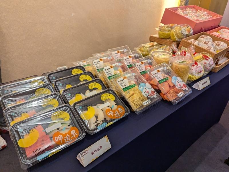 農業部農糧署19日與台中市東勢區農會舉辦截切水果品牌「呷追果」宣傳活動，鼓勵民眾到多個通路購買方便享用的國產水果，也能吃得安全安心。