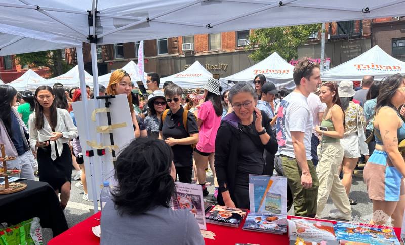 來自各地的遊客和當地居民在各個攤位體驗豐富多彩的臺灣文化