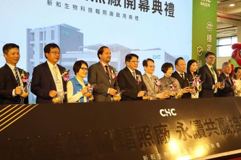 新和生物科技公司在竹科銅鑼園區新建台灣首座高能量輻射照射滅菌廠，總統府秘書長潘孟安（左5）18日出席開幕典禮表示，全球最先進的輻照技術將使台灣產業更具前瞻性，提升國際競爭力。（苗栗縣政府提供）