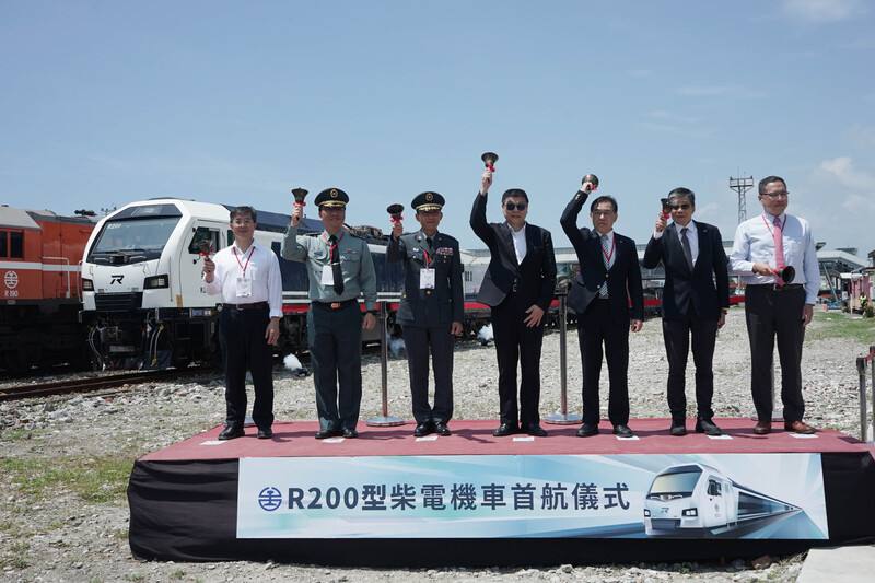 台鐵公司R200型柴電機車19日在花蓮車站後站舉辦首航儀式，由台鐵公司董事長杜微（左4）等人搖鈴啟航。