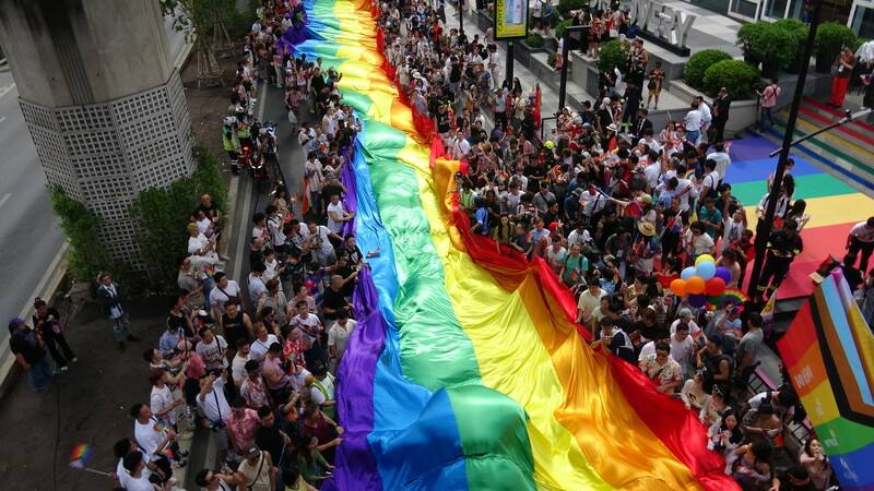 泰國國會18日通過歷史性的民事和商事法修正案，讓同性伴侶可享有和異性戀伴侶一樣的權利，法律預估2024年底可正式生效。圖為6月1日的曼谷同志大遊行。