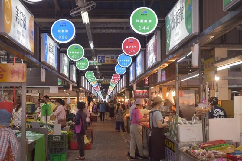 花蓮市公所編列經費，完成重慶市場攤位招牌更新，讓民眾能快速辨識攤位種類。（花蓮市公所提供）