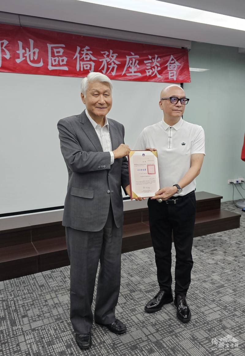 石瑞琦（左）代表僑委會委員長徐佳青致頒續任僑務諮詢委員陳耀奎（右）聘書
