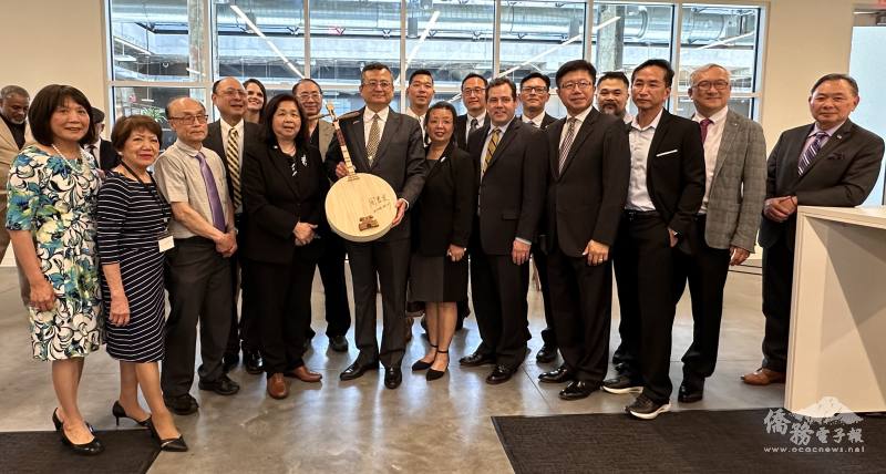 楊逸鴻將屏東縣縣長周春米託付的月琴代贈給處長類延峰