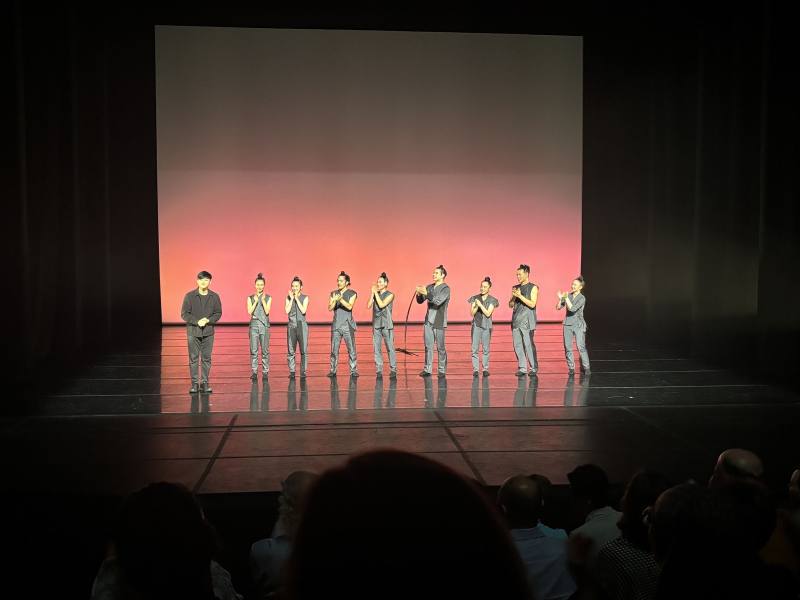 翃舞製作演後謝幕獲全場如雷掌聲。左一為藝術總監賴翃中