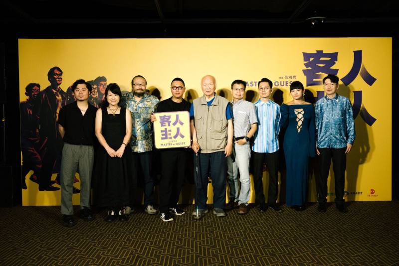 紀錄片《客人主人》首映會，包括(左起)片中說書人黃子軒、羅思容、謝宇威、導演沈可尚、新竹義民廟董事長林光華、羅烈師副教授、春麵樂隊(高承胤、賴予喬、葉超)都出席分享感想。(客家電視台提供)