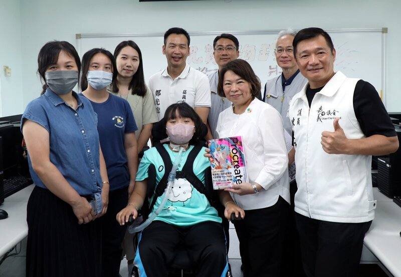 嘉義市南興國中重度殘障生張羿珣（前中）熱愛生命精神獲今年總統教育獎，市長黃敏惠（前右2）20日送繪圖工具書，勉勵勇敢追求畫家夢。