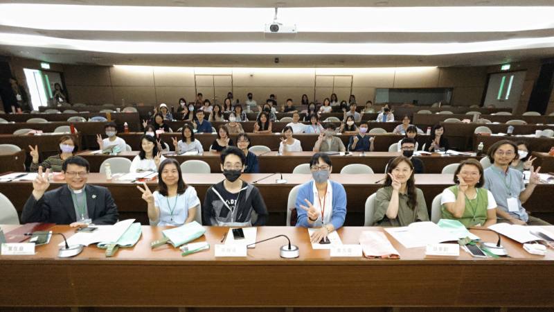 輔仁大學林之鼎使命副校長、學輔中心葉在庭主任、北一區大專校院輔諮中心姜兆眉召集人各大專校院社工師、心理師合照