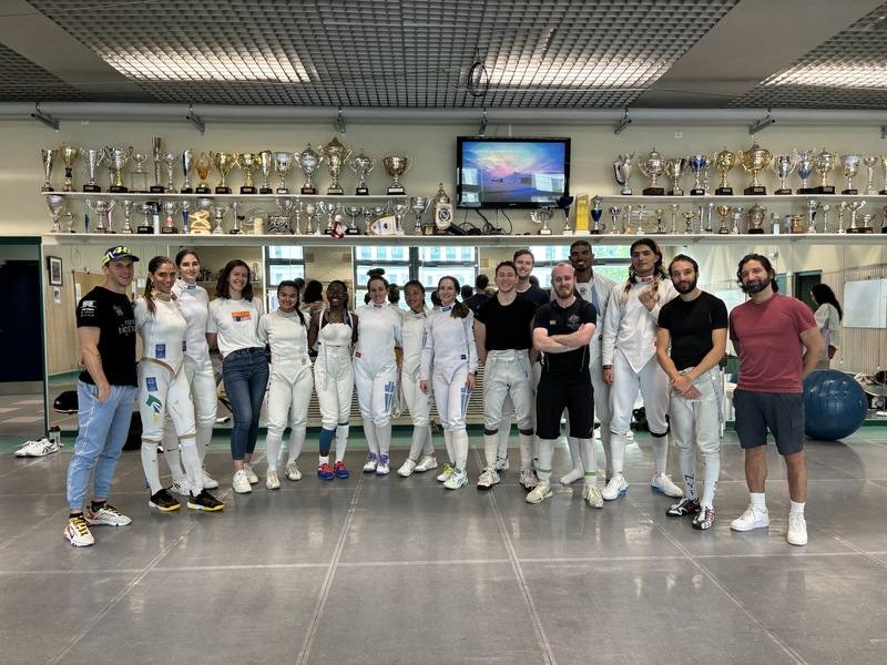 現任國家隊教練卡拉姆（右1）帶領的瓦盧瓦運動俱樂部是歐洲頂尖訓練中心，個人世界冠軍柏黑（右4後）、個人奧運冠軍卡儂（右2）、團體世界冠軍巴德奈（右5後）、個人世界冠軍默爾豪森（左2）等好手齊聚，交流受訓。