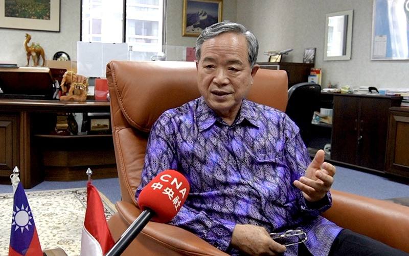 駐印尼代表陳忠接受中央社專訪表示，印尼總統當選人普拉伯沃自幼接受西方教育，在軍旅生涯中長期受其前岳父蘇哈托反共意識影響，和歷屆印尼總統有所不同，對國際格局的思考可望更為開闊。