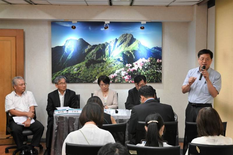 劉世芳部長主持部務會報會後記者會