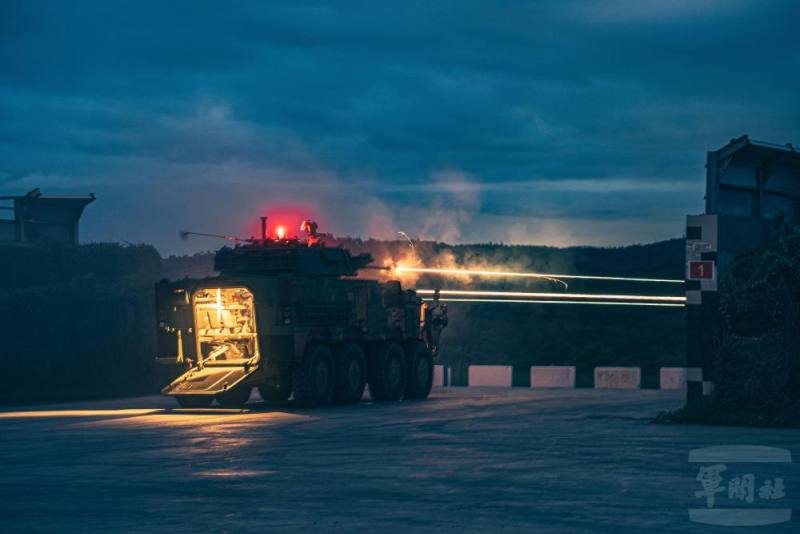 CM34裝步戰鬥車實施夜間檢驗射擊。（542旅提供）