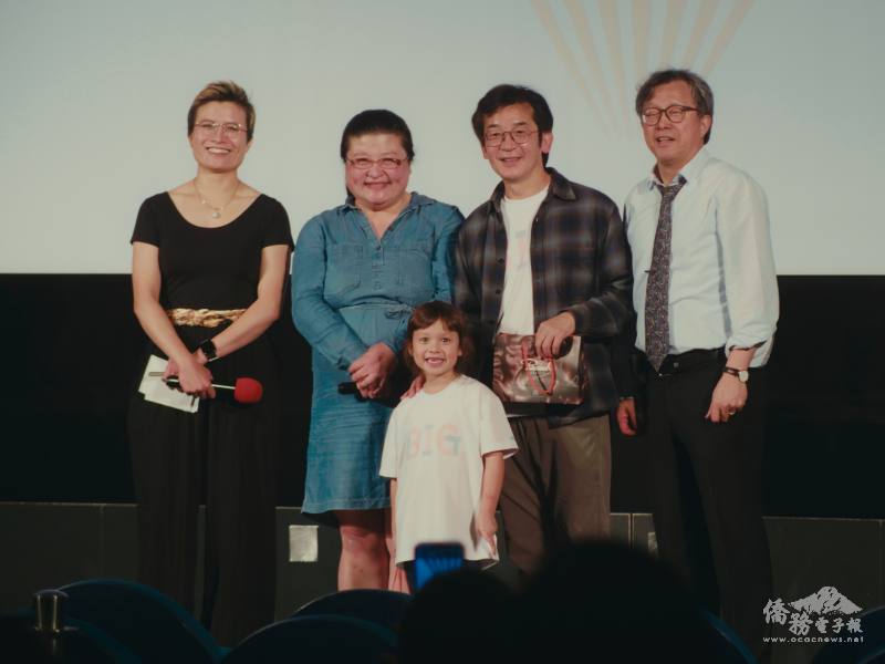 電影導演魏德聖（右二）、主角之一黃之諾（前）、駐德大使謝志偉（右一）受邀觀影