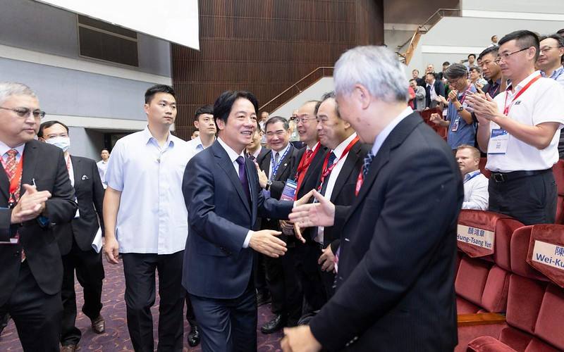 President Lai exchanges greetings with guests attending the opening of the International Conference on Emergency Medicine 2024.