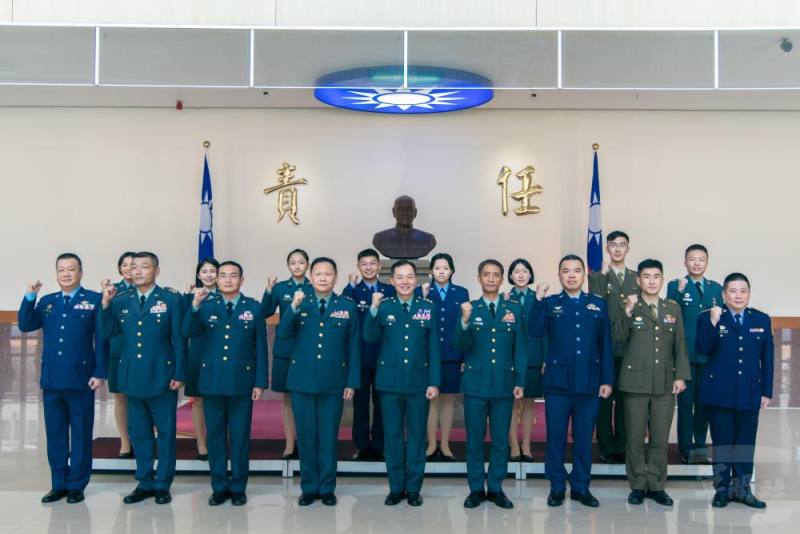 陸軍司令鍾樹明上將與畢業生代表合影。（青年日報社記者陳怡璿攝）