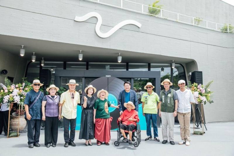 恆春文化中心民謠館22日啟用，總統府秘書長潘孟安（後右4）、屏東縣長周春米（左4）偕同民謠國寶張日貴（前右4）、陳英（左5）等人出席啟用儀式。（屏東縣政府提供）