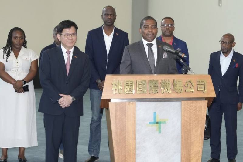 台灣友邦聖克里斯多福及尼維斯聯邦總理德魯（Terrance Drew）（前右）率團訪台，外交部長林佳龍（前左）22日上午前往桃園機場接機。德魯致詞表示，以堅定支持台灣為傲，也力倡讓台灣參與更多國際組織。（外交部提供）