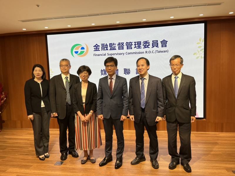 金管會主委彭金隆(右三)今天(21日)偕同一級局處首長，和媒體座談。