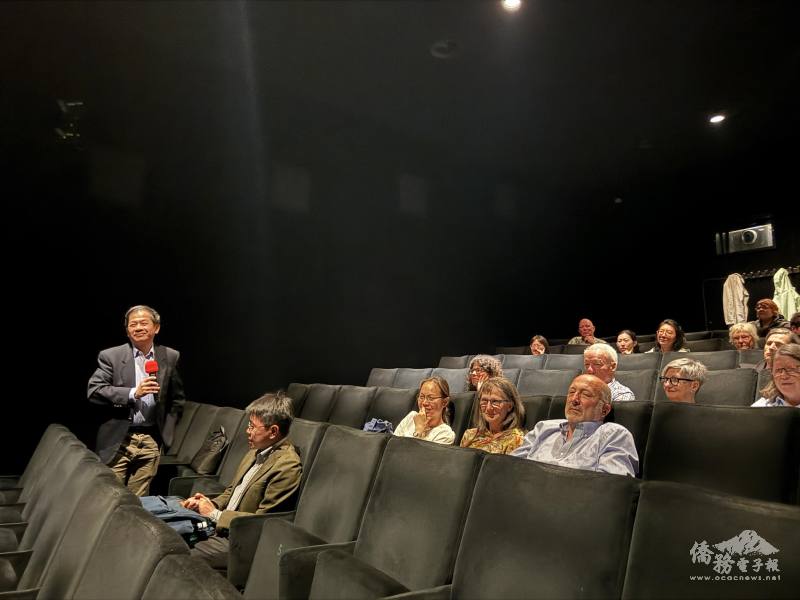 駐瑞大使黃偉峰（左站立者）到場參與，熱情地與民眾交流