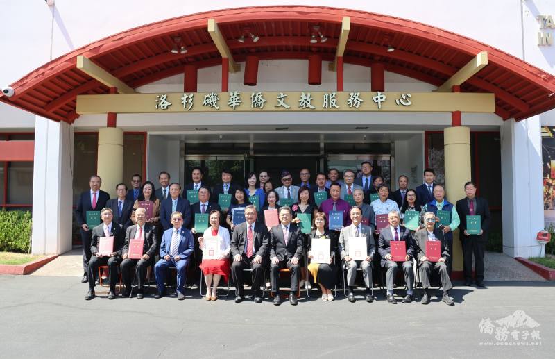 新、續聘僑務榮譽職人員於僑教中心門口合影留念