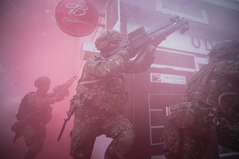 漢光40號演習，今年重點之一為驗證去中心化指揮管制，圖為有能力執行獨立作戰的聯合兵種營實施戰鬥演練。圖攝於112年